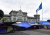 Maestros afiliados al STEG, permanecen en un campamento frente a la Plaza de la Constitución, para mostrar su rechazo a las acciones del Gobierno. Foto La Hora: Archivo.